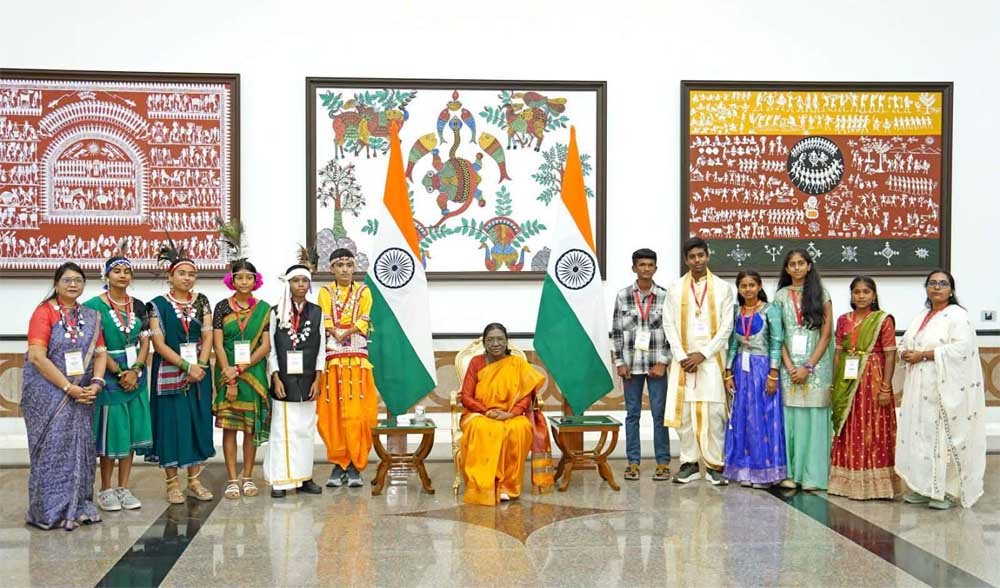 राष्ट्रपति से भेंट कर लौटे प्रतिभावान विद्यार्थियों ने मुख्यमंत्री श्री विष्णु देव साय से की सौजन्य मुलाकात राष्ट्रपति से भेंट कर लौटे प्रतिभावान विद्यार्थियों ने मुख्यमंत्री श्री विष्णु देव साय से की सौजन्य मुलाकात