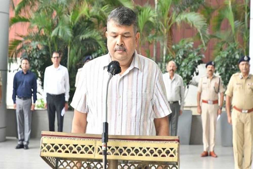 पुलिस मुख्यालय में हुआ राष्ट्रगान एवं राष्ट्रगीत का सामूहिक गायन पुलिस मुख्यालय में हुआ राष्ट्रगान एवं राष्ट्रगीत का सामूहिक गायन