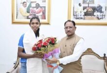 एशियन गेम्स की स्वर्ण पदक विजेता टीम की संजू देवी को मुख्यमंत्री  विष्णु देव साय ने 51 लाख रुपए की प्रोत्साहन राशि देने की घोषणा की