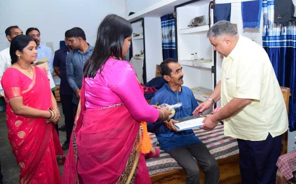 सेवा संकल्प अभियान के तहत अंबिकापुर के आस्था निकुंज वृद्धाश्रम में वरिष्ठजनों को मिला अपनत्व और सम्मान सेवा संकल्प अभियान के तहत अंबिकापुर के आस्था निकुंज वृद्धाश्रम में वरिष्ठजनों को मिला अपनत्व और सम्मान