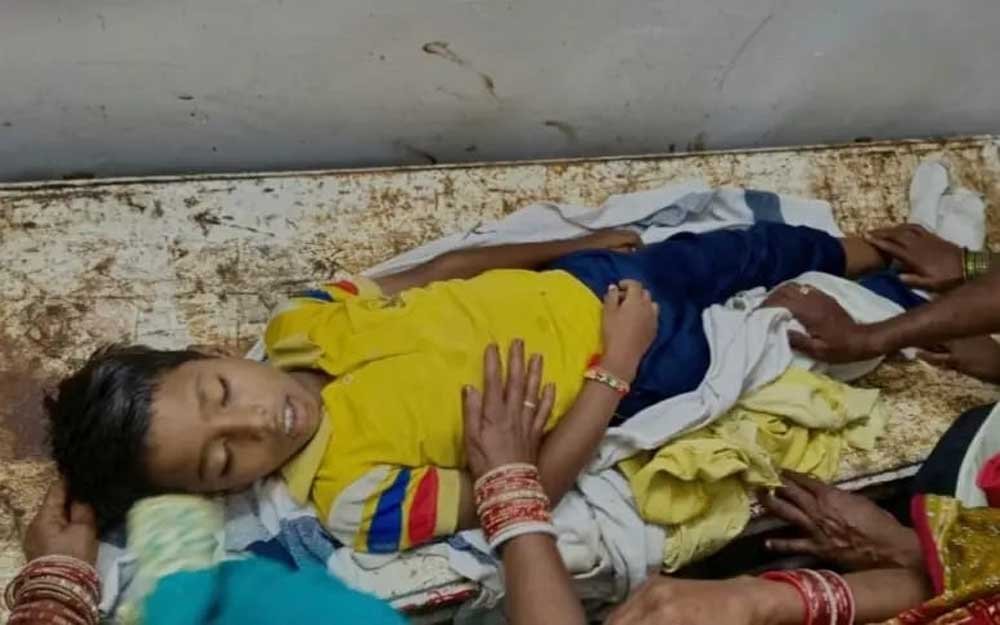 स्कूल वैन से गिरकर मासूम छात्र की मौत, विजयराघवगढ़ थाना क्षेत्र की घटना, निजी स्कूल वाहनों की फिटनेस और सुरक्षा मानकों को लेकर उठे सवाल स्कूल वैन से गिरकर मासूम छात्र की मौत, विजयराघवगढ़ थाना क्षेत्र की घटना, निजी स्कूल वाहनों की फिटनेस और सुरक्षा मानकों को लेकर उठे सवाल