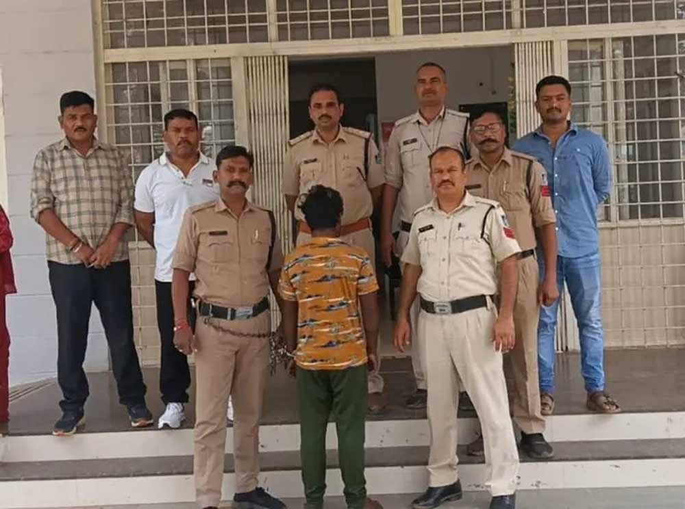 हत्या के मामले में 5 साल से फरार आरोपी इटारसी से गिरफ्तार, रीठी पुलिस ने रेलवे स्टेशन के पास दबोचा, चरसलाल की हत्या कर फरार हो गया था आरोपी हत्या के मामले में 5 साल से फरार आरोपी इटारसी से गिरफ्तार, रीठी पुलिस ने रेलवे स्टेशन के पास दबोचा, चरसलाल की हत्या कर फरार हो गया था आरोपी