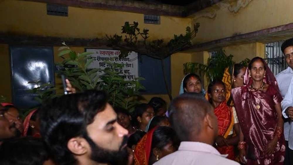 बाढ़ पीड़ितों के बीच पहुंचे राजस्व मंत्री टंक राम वर्मा बाढ़ पीड़ितों के बीच पहुंचे राजस्व मंत्री टंक राम वर्मा