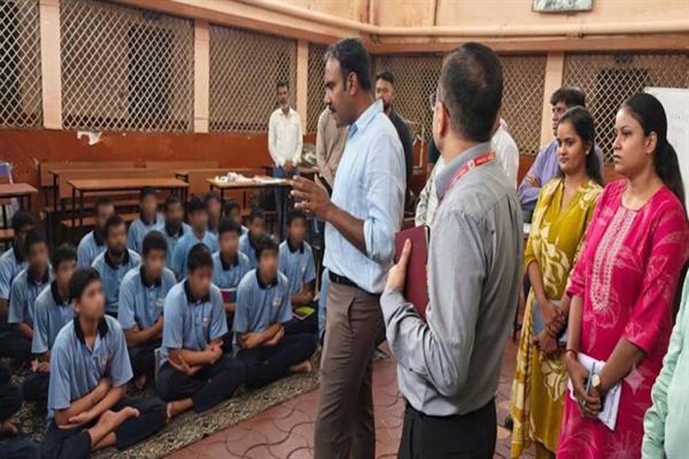महिला एवं बाल विकास आयुक्त संदीप ने इंदौर में बाल संस्थाओं का किया निरीक्षण महिला एवं बाल विकास आयुक्त संदीप ने इंदौर में बाल संस्थाओं का किया निरीक्षण