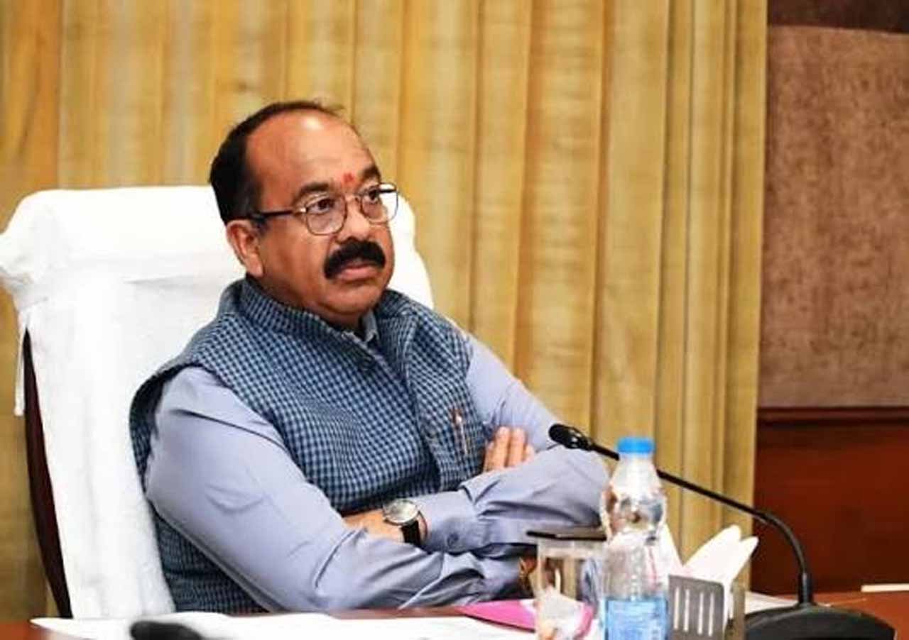 बारिश में खराब सड़कों पर उप मुख्यमंत्री अरुण साव ने जताई नाराजगी, 15 अक्टूबर तक सुधारने के दिए निर्देश बारिश में खराब सड़कों पर उप मुख्यमंत्री अरुण साव ने जताई नाराजगी, 15 अक्टूबर तक सुधारने के दिए निर्देश