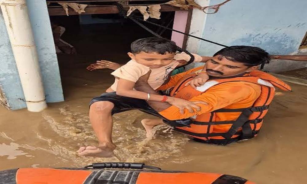 योगी सरकार का बाढ़ प्रभावितों के लिए राहत अभियान जारी: हर मोर्चे पर लगातार मुस्तैदी योगी सरकार का बाढ़ प्रभावितों के लिए राहत अभियान जारी: हर मोर्चे पर लगातार मुस्तैदी