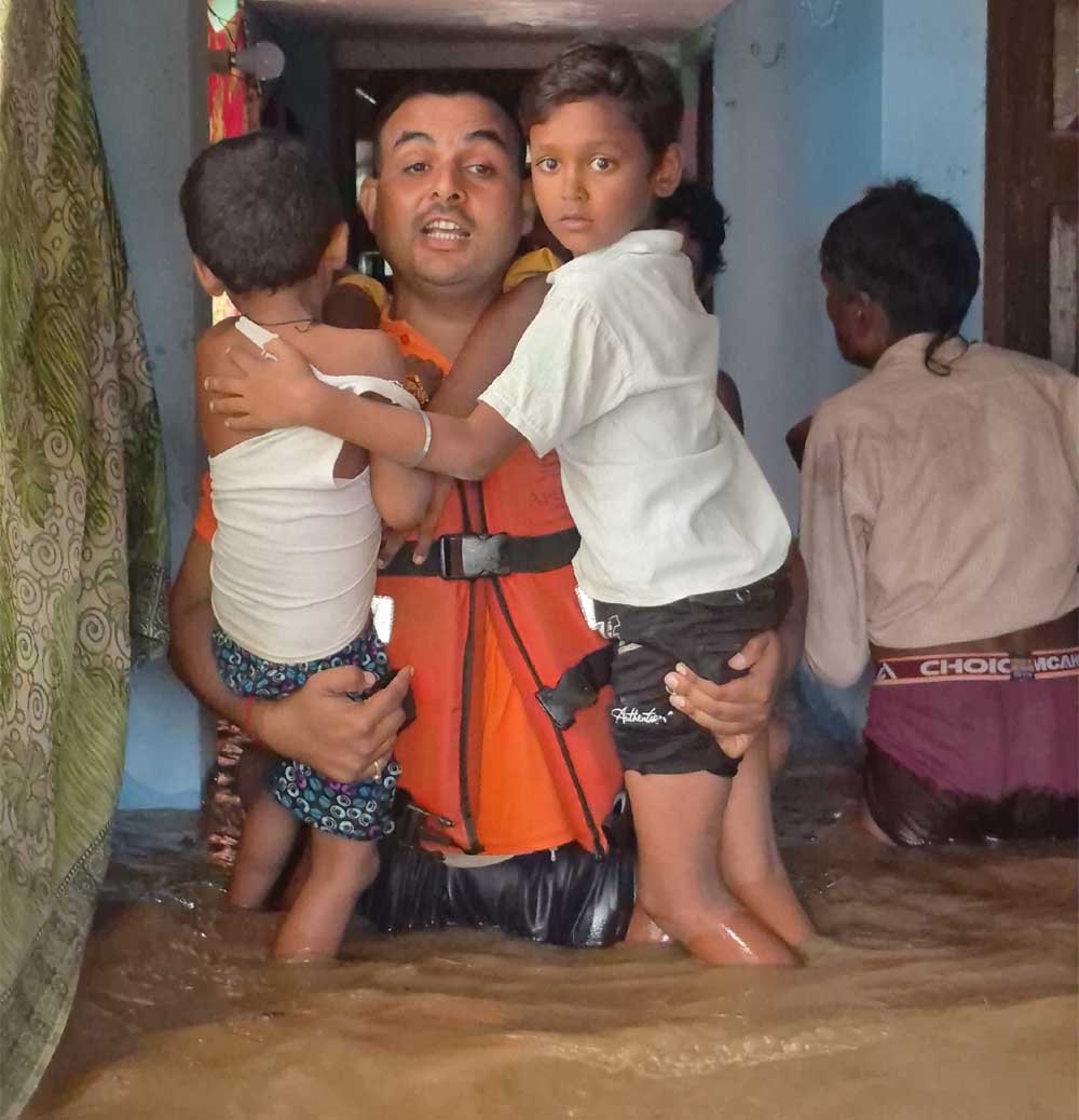 चित्रकूट में मंदाकिनी की बाढ़ में फंसे 150 लोगों को सुरक्षित निकाला, योगी सरकार का राहत तंत्र सतर्क चित्रकूट में मंदाकिनी की बाढ़ में फंसे 150 लोगों को सुरक्षित निकाला, योगी सरकार का राहत तंत्र सतर्क