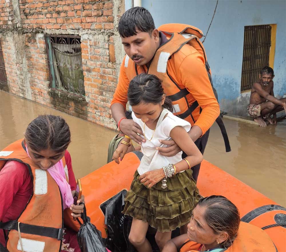 बाढ़ प्रभावितों तक भोजन, दवा और राहत सामग्री पहुंचाना सरकार की प्रतिबद्धताः सीएम योगी बाढ़ प्रभावितों तक भोजन, दवा और राहत सामग्री पहुंचाना सरकार की प्रतिबद्धताः सीएम योगी