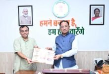 राजभाषा आयोग के अध्यक्ष  प्रभात मिश्रा ने मुख्यमंत्री  विष्णु देव साय से की भेंट