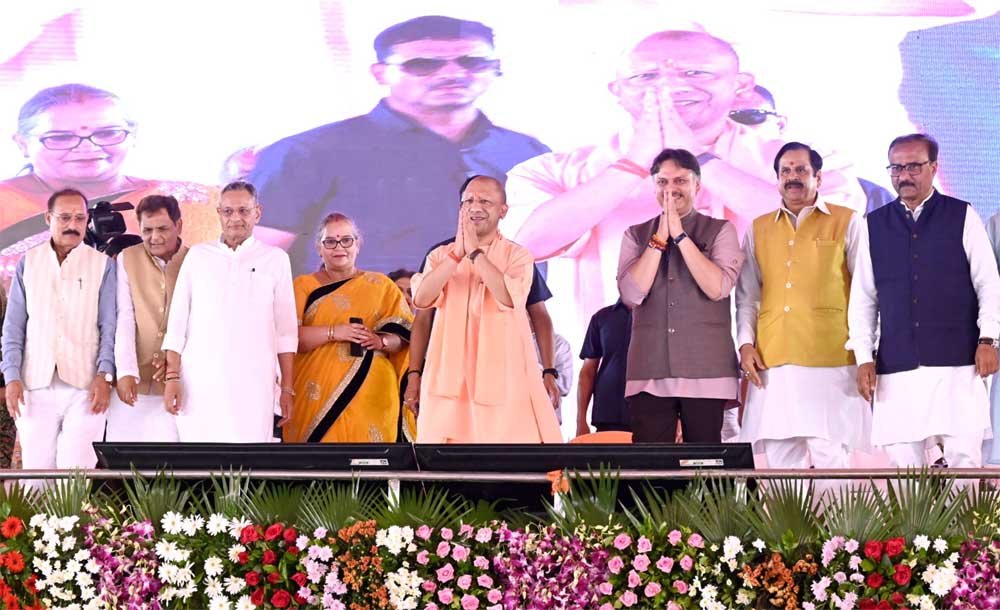 योगी सरकार की पहल से ग्रामीण महिलाओं के स्थानीय उत्पादों को मिल रहा अंतरराष्ट्रीय बाजार योगी सरकार की पहल से ग्रामीण महिलाओं के स्थानीय उत्पादों को मिल रहा अंतरराष्ट्रीय बाजार