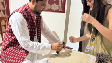 नई दिल्ली के ब्रिक्स बाजार में छाई मध्यप्रदेश की बाग प्रिंट विदेशी प्रतिनिधियों ने स्वयं ठप्पे लगाकर जानी पारंपरिक कला की बारीकियां नई दिल्ली के ब्रिक्स बाजार में छाई मध्यप्रदेश की बाग प्रिंट विदेशी प्रतिनिधियों ने स्वयं ठप्पे लगाकर जानी पारंपरिक कला की बारीकियां