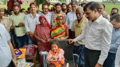 योगी सरकार की संवेदनशील पहल, डीएम खुद ट्राइसिकिल लेकर पहुंचे रागिनी के दरवाजे