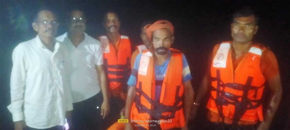 उफनती नदी में चट्टान पर फंसे ग्रामीण का डीडीआरएफ टीम ने किया सुरक्षित रेस्क्यू सूरजपुर में बड़ा हादसा टला उफनती नदी में चट्टान पर फंसे ग्रामीण का डीडीआरएफ टीम ने किया सुरक्षित रेस्क्यू सूरजपुर में बड़ा हादसा टला