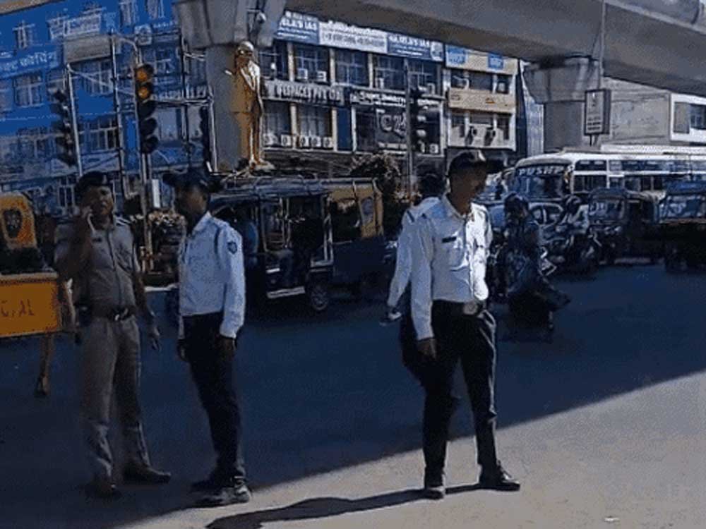 हेलमेट एवं सीटबेल्ट के अनिवार्य उपयोग को लेकर मध्यप्रदेश पुलिस का 10 दिवसीय विशेष अभियान हेलमेट एवं सीटबेल्ट के अनिवार्य उपयोग को लेकर मध्यप्रदेश पुलिस का 10 दिवसीय विशेष अभियान