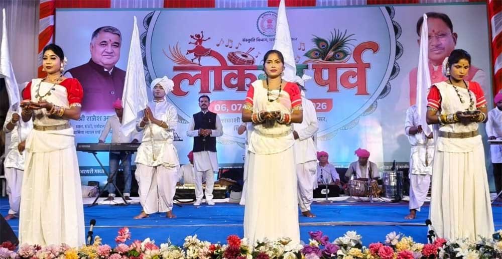 सरहुल-करमा की थाप पर झूम उठा लोकरंग पर्व, लोकसंस्कृति के रंगों से सजा समापन सरहुल-करमा की थाप पर झूम उठा लोकरंग पर्व, लोकसंस्कृति के रंगों से सजा समापन
