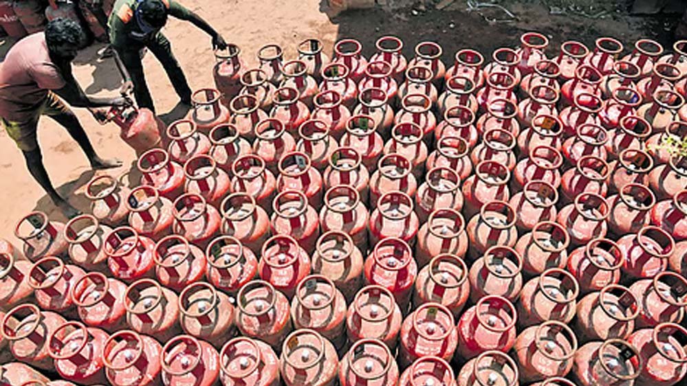LPG Cylinder Booking: 45 दिन का इंतजार खत्म! अब गांव में भी 25 दिन बाद बुक कर सकेंगे दूसरा सिलेंडर LPG Cylinder Booking: 45 दिन का इंतजार खत्म! अब गांव में भी 25 दिन बाद बुक कर सकेंगे दूसरा सिलेंडर