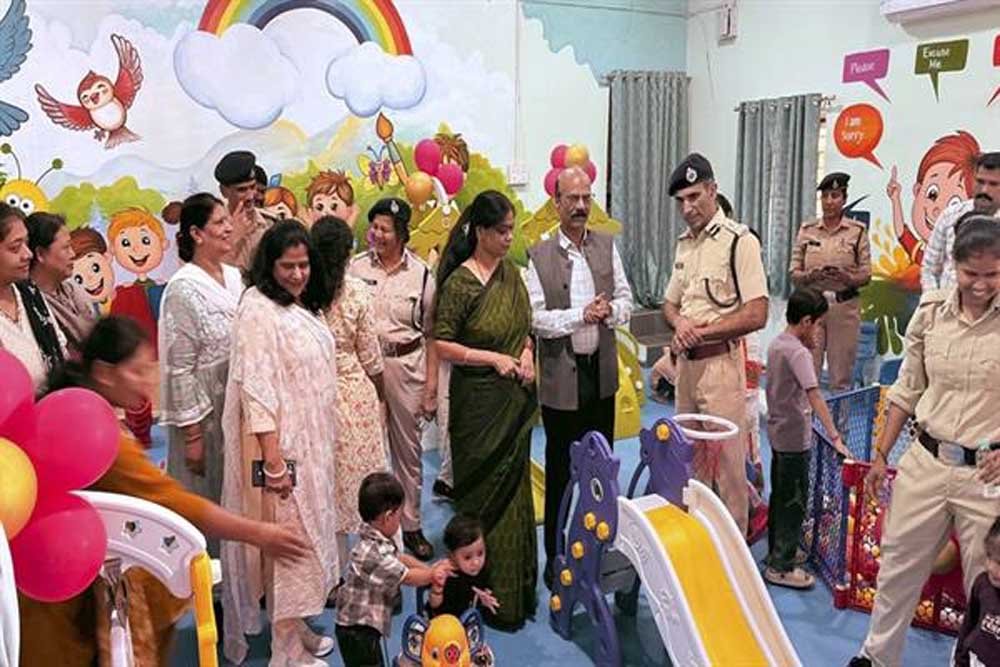 महिला पुलिस कर्मियों के बच्चों की सुविधा के लिए पुलिस पब्लिक स्कूल नेहरू नगर में नवनिर्मित वात्सल्य झूलाघर का शुभारंभ महिला पुलिस कर्मियों के बच्चों की सुविधा के लिए पुलिस पब्लिक स्कूल नेहरू नगर में नवनिर्मित वात्सल्य झूलाघर का शुभारंभ