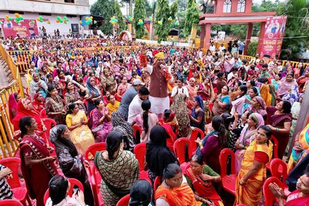नरेला रक्षाबंधन महोत्सव का दूसरा दिन: 36 हज़ार 854 बहनों ने मंत्री सारंग को बांधी राखी नरेला रक्षाबंधन महोत्सव का दूसरा दिन: 36 हज़ार 854 बहनों ने मंत्री सारंग को बांधी राखी