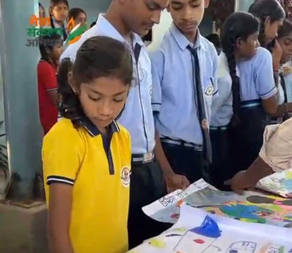 धमतरी के 97 हजार से अधिक विद्यार्थियों ने रंगों और शब्दों में उकेरी ‘मेरे सपनों के भारत’ की स्वर्णिम तस्वीर धमतरी के 97 हजार से अधिक विद्यार्थियों ने रंगों और शब्दों में उकेरी ‘मेरे सपनों के भारत’ की स्वर्णिम तस्वीर