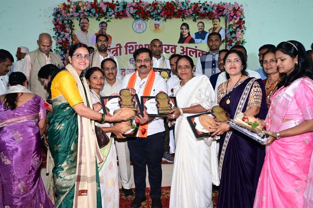 शिक्षकों का समाज में स्थान सदैव आदरणीय एवं अग्रणी-उप मुख्यमंत्री एवं कवर्धा विधायक विजय शर्मा शिक्षकों का समाज में स्थान सदैव आदरणीय एवं अग्रणी-उप मुख्यमंत्री एवं कवर्धा विधायक विजय शर्मा