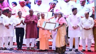 सभी 81 शिक्षकों को सीएम योगी ने अपने हाथों से दिया पुरस्कार सभी 81 शिक्षकों को सीएम योगी ने अपने हाथों से दिया पुरस्कार