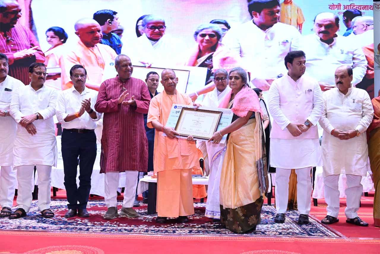 सभी 81 शिक्षकों को सीएम योगी ने अपने हाथों से दिया पुरस्कार सभी 81 शिक्षकों को सीएम योगी ने अपने हाथों से दिया पुरस्कार