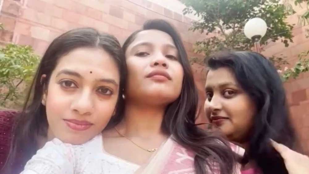 फर्जी IAS तृप्ति सिंह केस में बड़ा खुलासा: वायरल वीडियो की युवतियां भी निकलीं पीड़िता, रटवाई गई थी पूरी स्क्रिप्ट फर्जी IAS तृप्ति सिंह केस में बड़ा खुलासा: वायरल वीडियो की युवतियां भी निकलीं पीड़िता, रटवाई गई थी पूरी स्क्रिप्ट