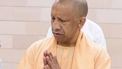 सीएम योगी ने दो परिवारों को दी आर्थिक सहायता सीएम योगी ने दो परिवारों को दी आर्थिक सहायता