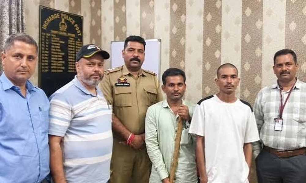 खरगोन पुलिस की तत्परता से जम्मू में मिले युवक को मिला परिवार का साथ, हर तरफ हो रही तारीफ खरगोन पुलिस की तत्परता से जम्मू में मिले युवक को मिला परिवार का साथ, हर तरफ हो रही तारीफ
