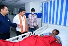 उप मुख्यमंत्री विजय शर्मा ने अस्पताल पहुंचकर जाना सड़क हादसे में घायलों का हाल