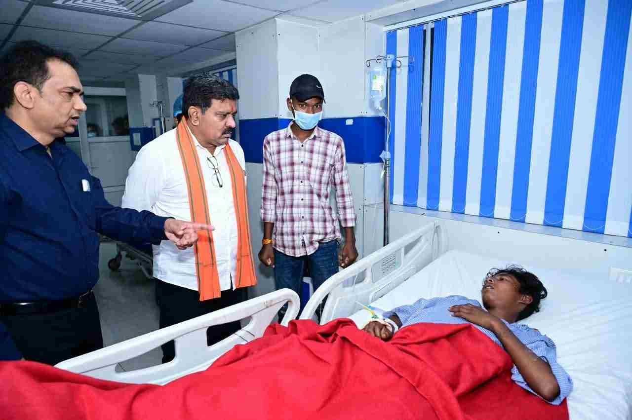 उप मुख्यमंत्री विजय शर्मा ने अस्पताल पहुंचकर जाना सड़क हादसे में घायलों का हाल उप मुख्यमंत्री विजय शर्मा ने अस्पताल पहुंचकर जाना सड़क हादसे में घायलों का हाल