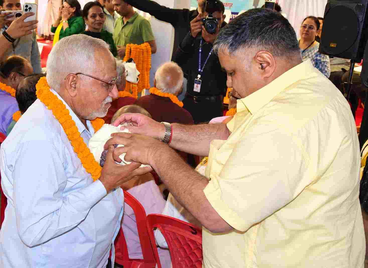 वृद्धजन परिवार और समाज की अमूल्य धरोहर, उनका अनुभव नई पीढ़ी के लिए अनमोल विरासत – राजेश अग्रवाल वृद्धजन परिवार और समाज की अमूल्य धरोहर, उनका अनुभव नई पीढ़ी के लिए अनमोल विरासत – राजेश अग्रवाल