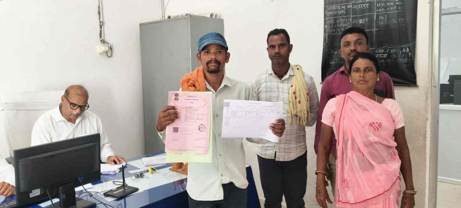रजिस्ट्री के साथ नामांतरण ने बचाया समय, किसान चंद्रशेखर को नहीं लगाने पड़े अलग से कार्यालय के चक्कर रजिस्ट्री के साथ नामांतरण ने बचाया समय, किसान चंद्रशेखर को नहीं लगाने पड़े अलग से कार्यालय के चक्कर