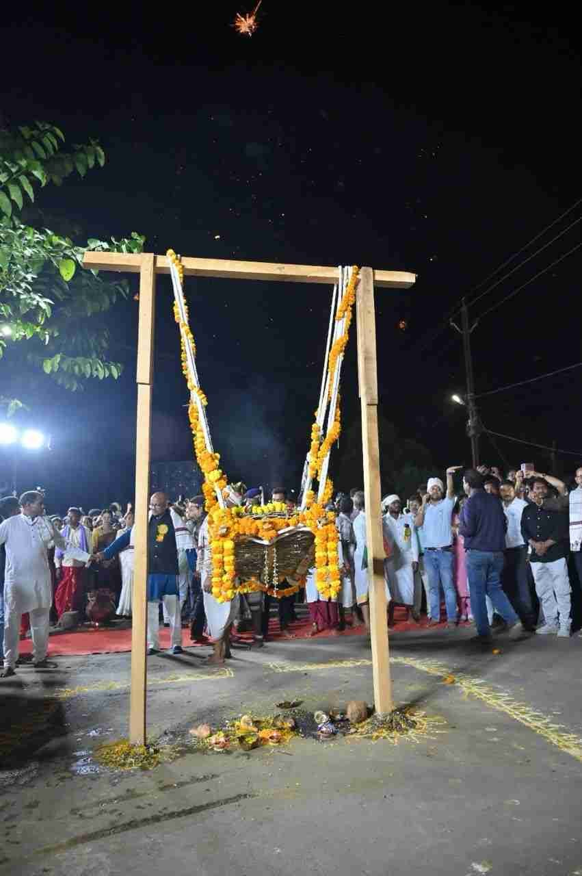 विश्व प्रसिद्ध बस्तर दशहरा पर्व मनाने के लिए अनुमति पूजा विधान में दिखा अपार उत्साह, महापर्व आयोजन की मिली अनुमति विश्व प्रसिद्ध बस्तर दशहरा पर्व मनाने के लिए अनुमति पूजा विधान में दिखा अपार उत्साह, महापर्व आयोजन की मिली अनुमति