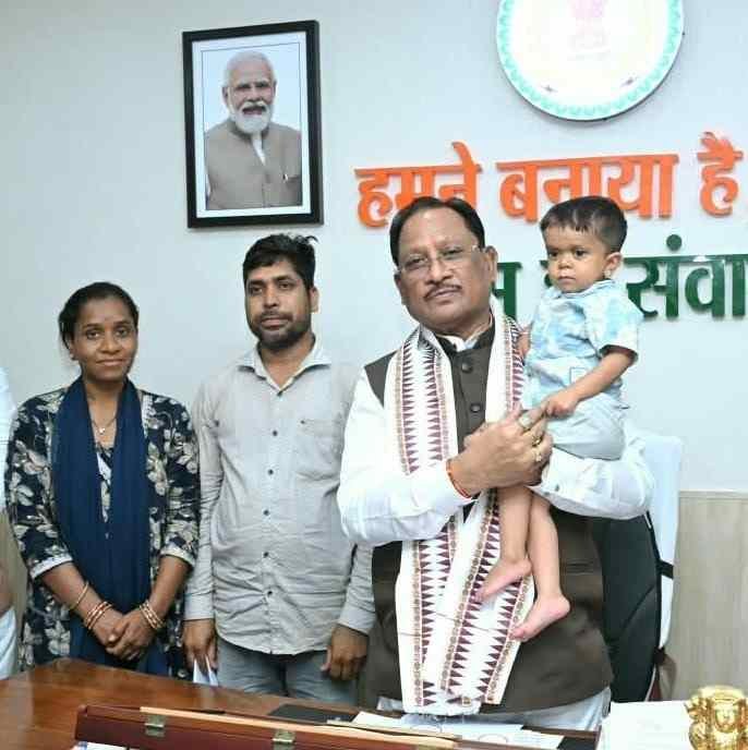 मुख्यमंत्री साय की संवेदनशील पहल से दुर्लभ बीमारी से जूझ रहे 10 वर्षीय रिमोन के परिवार में जगी नई उम्मीद मुख्यमंत्री साय की संवेदनशील पहल से दुर्लभ बीमारी से जूझ रहे 10 वर्षीय रिमोन के परिवार में जगी नई उम्मीद
