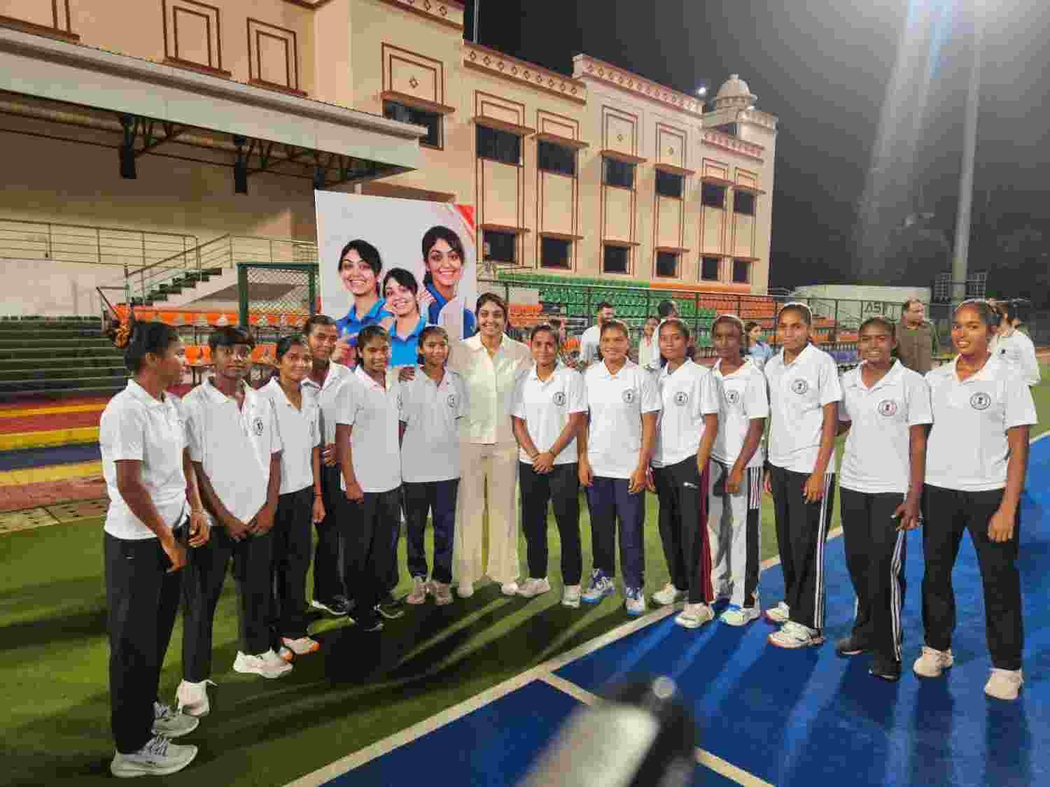 अंतरराष्ट्रीय क्रिकेटर हरलीन देओल ने हॉकी अकादमी के खिलाड़ियों से की मुलाकात, दिया मेहनत और आत्मविश्वास का मंत्र अंतरराष्ट्रीय क्रिकेटर हरलीन देओल ने हॉकी अकादमी के खिलाड़ियों से की मुलाकात, दिया मेहनत और आत्मविश्वास का मंत्र