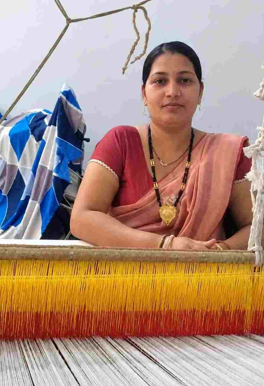 उन्नत उपकरण सहायता योजना से टोकेश्वरी साहू को बुनाई कार्य में मिली सहूलियत उन्नत उपकरण सहायता योजना से टोकेश्वरी साहू को बुनाई कार्य में मिली सहूलियत