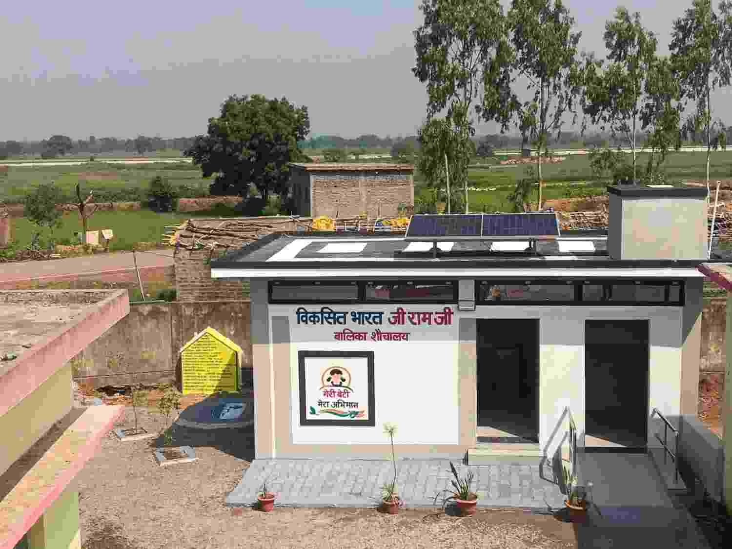‘मेरी बेटी–मेरा अभिमान’ अभियान के तहत ग्राम तर्रा में 7 लाख रुपए की लागत से निर्मित शौचालय में सौर ऊर्जा से प्रकाश व्यवस्था ‘मेरी बेटी–मेरा अभिमान’ अभियान के तहत ग्राम तर्रा में 7 लाख रुपए की लागत से निर्मित शौचालय में सौर ऊर्जा से प्रकाश व्यवस्था