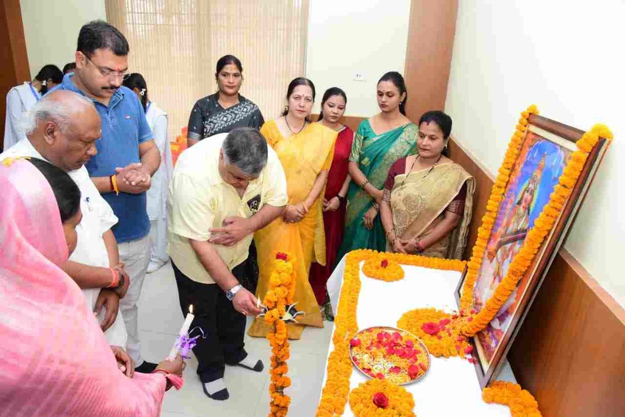 प्रतिभा बड़े शहरों की मोहताज नहीं, सही अवसर और मार्गदर्शन मिले तो सरगुजा का बच्चा भी देश में बना सकता है अपनी अलग पहचान: मंत्री राजेश अग्रवाल प्रतिभा बड़े शहरों की मोहताज नहीं, सही अवसर और मार्गदर्शन मिले तो सरगुजा का बच्चा भी देश में बना सकता है अपनी अलग पहचान: मंत्री राजेश अग्रवाल