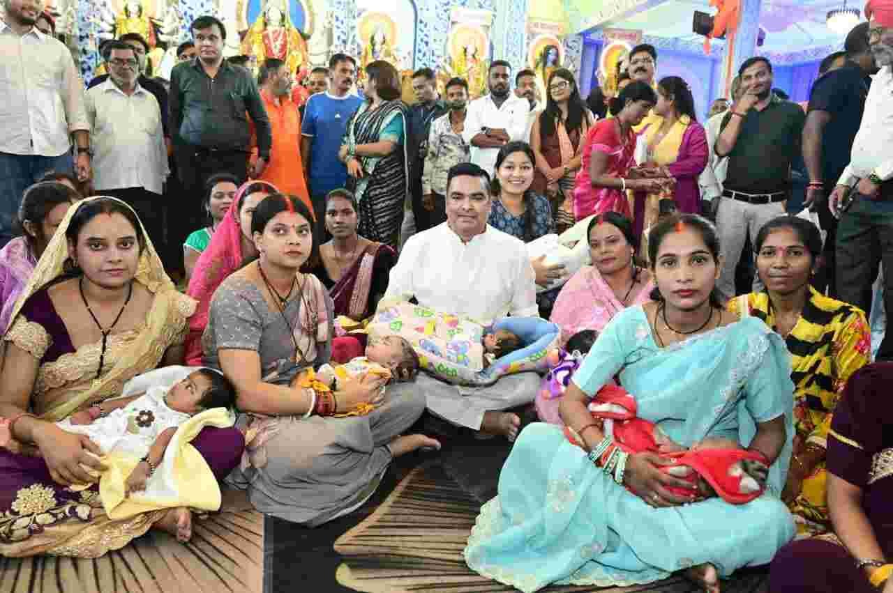 नवमी पर विधायक रिकेश ने सपत्नीक किया 101 नवजात कन्याओं का पूजन नवमी पर विधायक रिकेश ने सपत्नीक किया 101 नवजात कन्याओं का पूजन