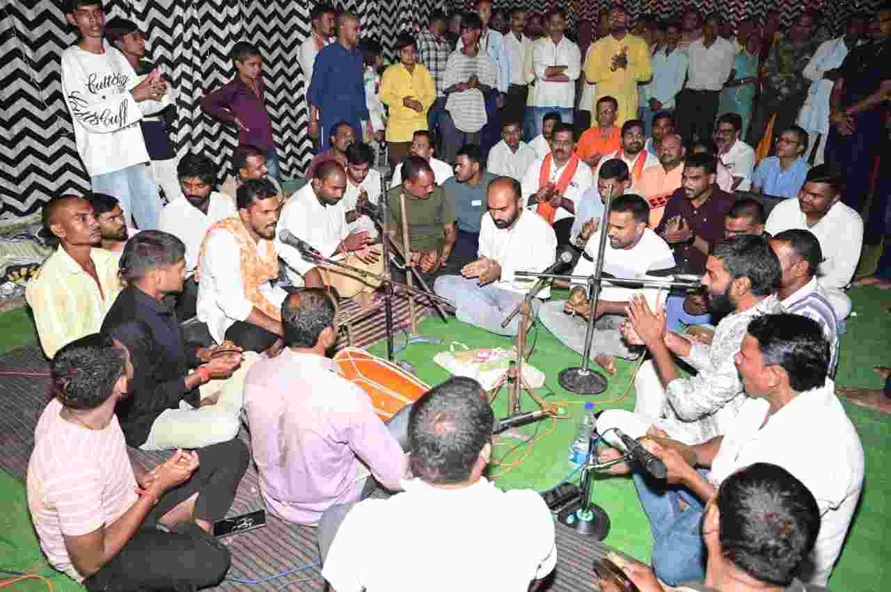 नवरात्रि पर उप मुख्यमंत्री विजय शर्मा ने पिपरिया में विभिन्न दुर्गा उत्सव समितियों के पंडालों में पहुंचकर की पूजा-अर्चना