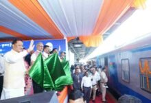 केंद्रीय रेल मंत्री अश्विनी वैष्णव और मुख्यमंत्री श्री विष्णु देव साय ने रावघाट – रायपुर एवं रायपुर – कुरूद यात्री रेल सेवाओं को दिखाई हरी झंडी