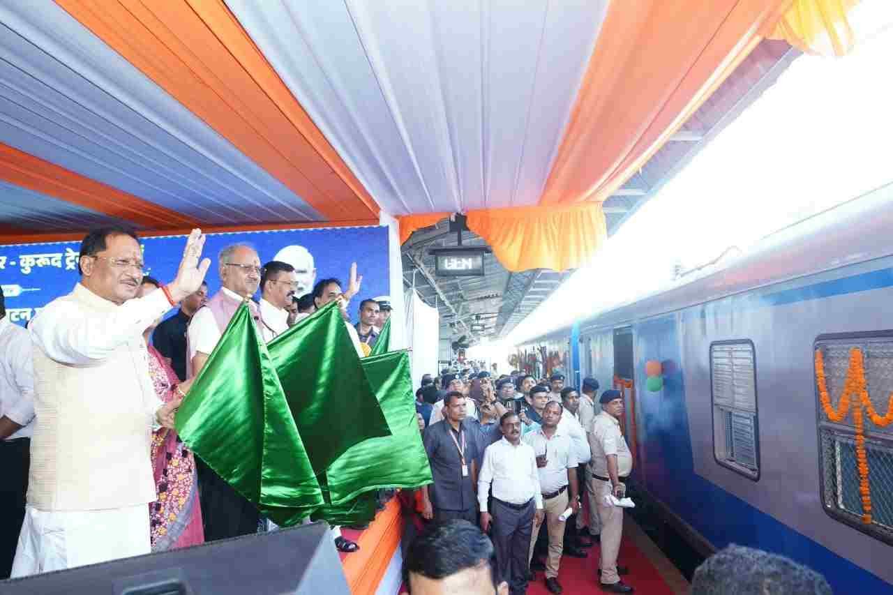 केंद्रीय रेल मंत्री अश्विनी वैष्णव और मुख्यमंत्री श्री विष्णु देव साय ने रावघाट – रायपुर एवं रायपुर – कुरूद यात्री रेल सेवाओं को दिखाई हरी झंडी केंद्रीय रेल मंत्री अश्विनी वैष्णव और मुख्यमंत्री श्री विष्णु देव साय ने रावघाट – रायपुर एवं रायपुर – कुरूद यात्री रेल सेवाओं को दिखाई हरी झंडी
