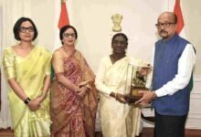 राष्ट्रपति श्रीमती द्रौपदी मुर्मु को राज्यपाल रमेन डेका ने भेंट की पहाड़ी मैना की प्रतिकृति