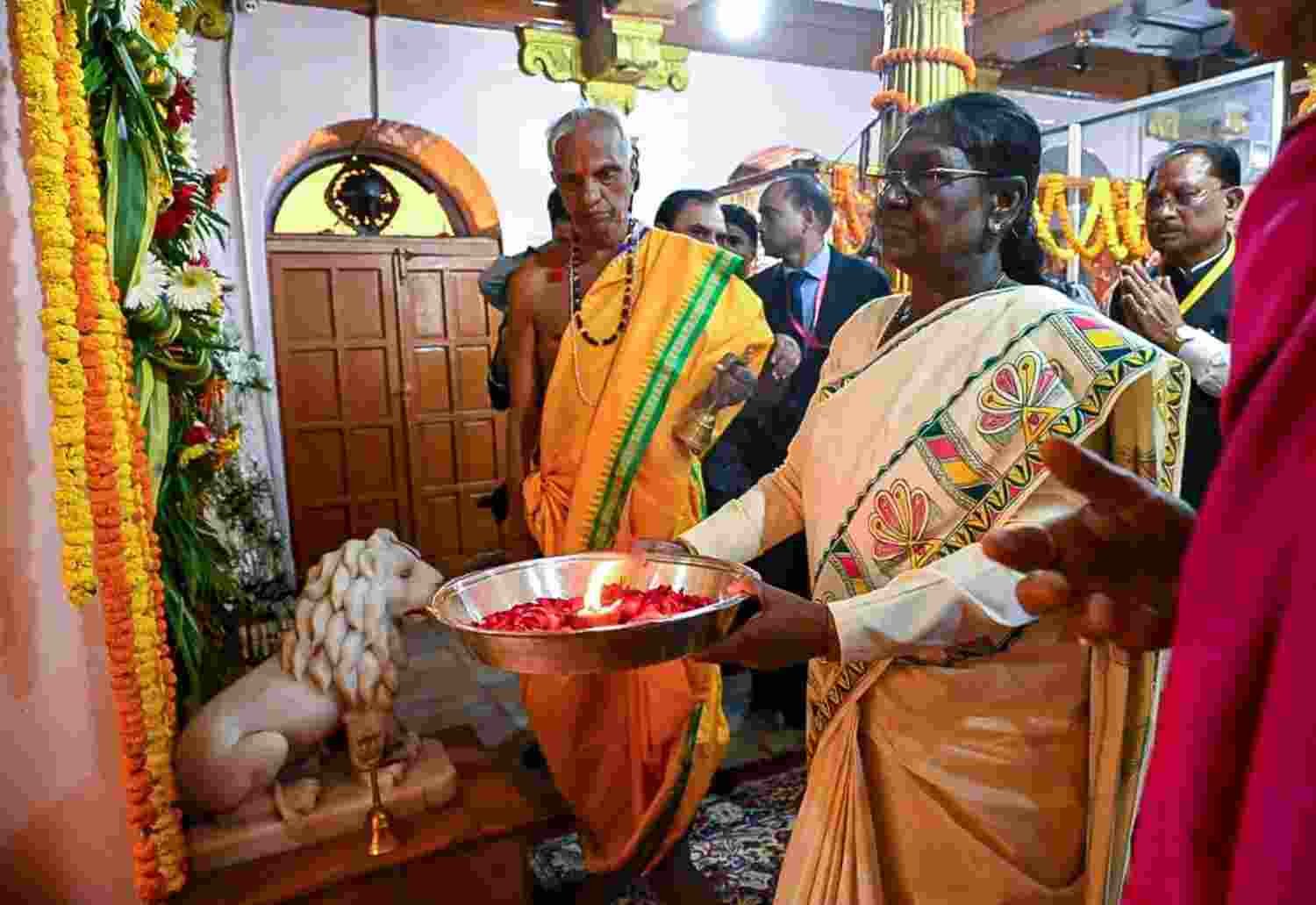 राष्ट्रपति श्रीमती द्रौपदी मुर्मु ने माँ दंतेश्वरी की पूजा-अर्चना कर देशवासियों की सुख-समृद्धि और खुशहाली की कामना की राष्ट्रपति श्रीमती द्रौपदी मुर्मु ने माँ दंतेश्वरी की पूजा-अर्चना कर देशवासियों की सुख-समृद्धि और खुशहाली की कामना की