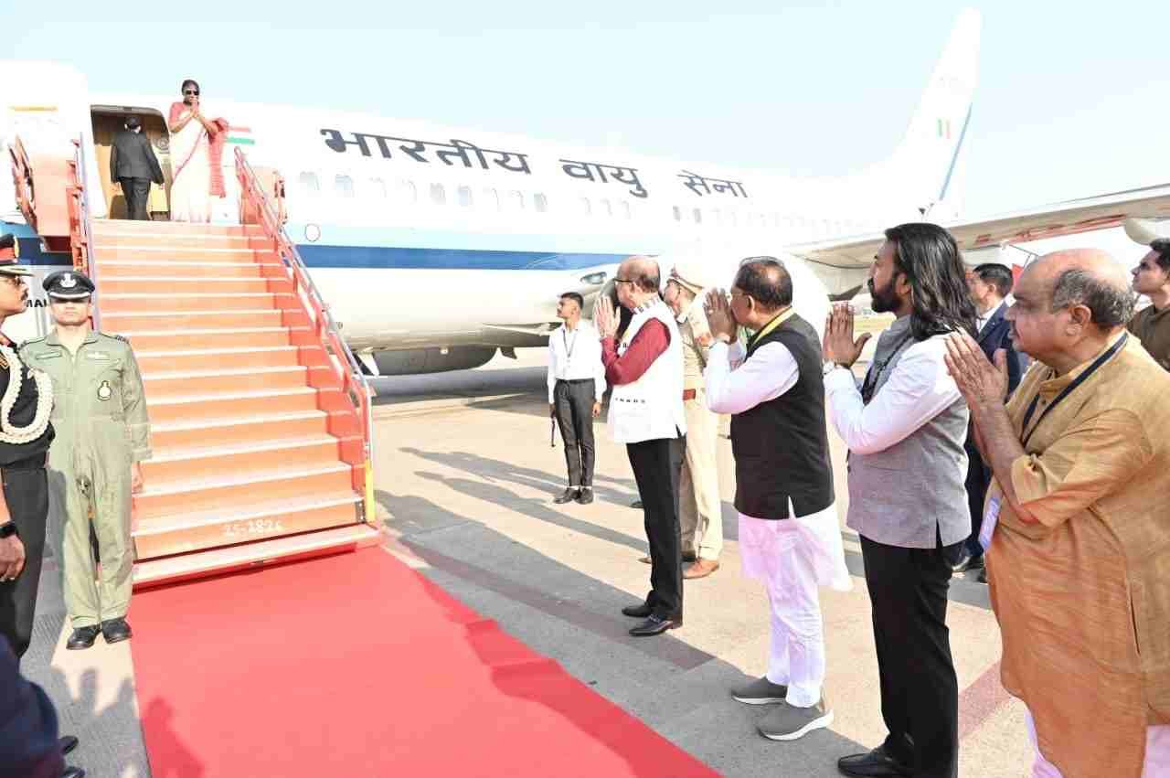राष्ट्रपति श्रीमती द्रौपदी मुर्मु छत्तीसगढ़ प्रवास के पश्चात रायपुर से हुईं रवाना राष्ट्रपति श्रीमती द्रौपदी मुर्मु छत्तीसगढ़ प्रवास के पश्चात रायपुर से हुईं रवाना