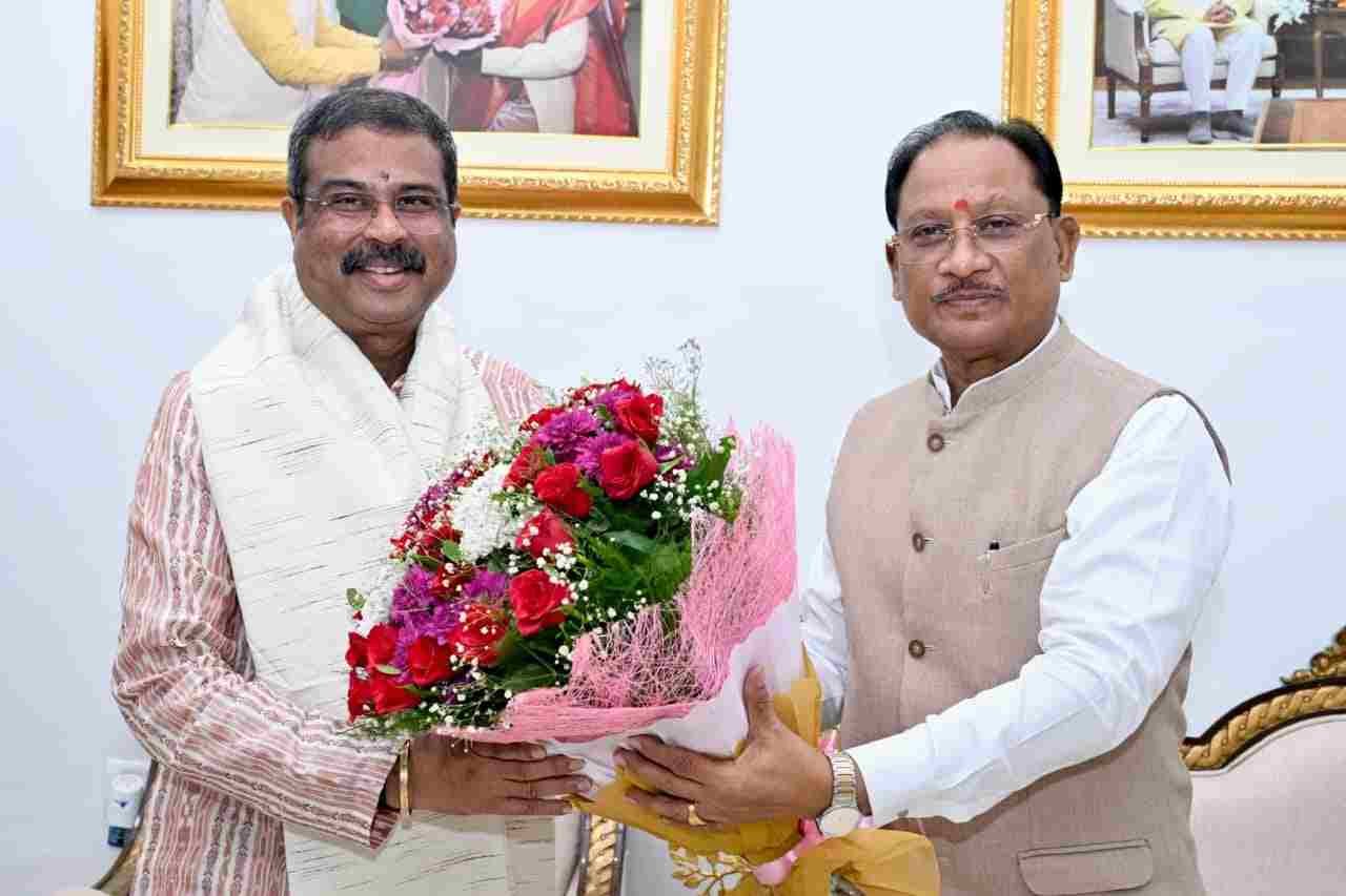 मुख्यमंत्री विष्णु देव साय से सांसद धर्मेंद्र प्रधान ने की शिष्टाचार भेंट