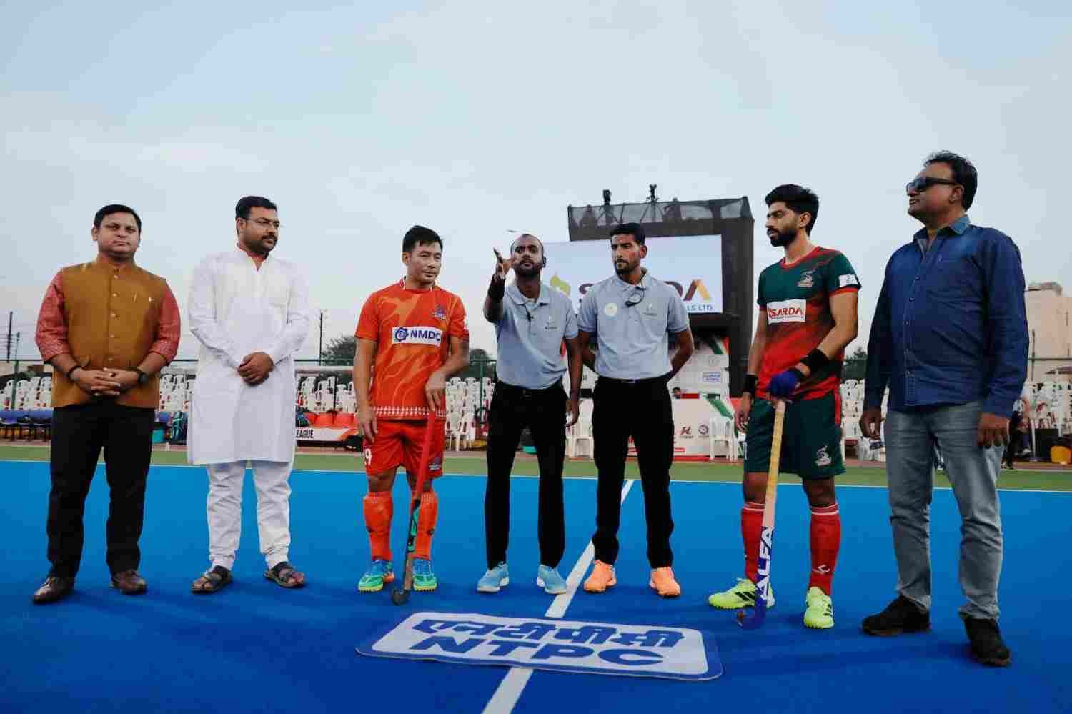 जसकरण सिंह के पांच गोलों के बावजूद बैलाडीला बुल्स जीत से दूर, संस्कारधानी स्ट्राइकर्स ने 5-5 से ड्रॉ कराया मुकाबला जसकरण सिंह के पांच गोलों के बावजूद बैलाडीला बुल्स जीत से दूर, संस्कारधानी स्ट्राइकर्स ने 5-5 से ड्रॉ कराया मुकाबला