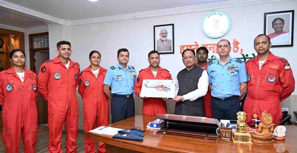 मुख्यमंत्री साय ने सारंग टीम का किया आत्मीय स्वागत, कहा – युवाओं में देशभक्ति और राष्ट्रसेवा का संकल्प मजबूत करेगा यह आयोजन मुख्यमंत्री साय ने सारंग टीम का किया आत्मीय स्वागत, कहा – युवाओं में देशभक्ति और राष्ट्रसेवा का संकल्प मजबूत करेगा यह आयोजन
