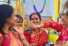 पटना में सिंदूर खेला के साथ मां दुर्गा को विदाई, लाल-सफेद साड़ियों में सजी महिलाओं ने निभाई परंपरा